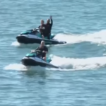 Regno Unito, la conferenza è sul mare: il leader Libdem arriva in moto d’acqua