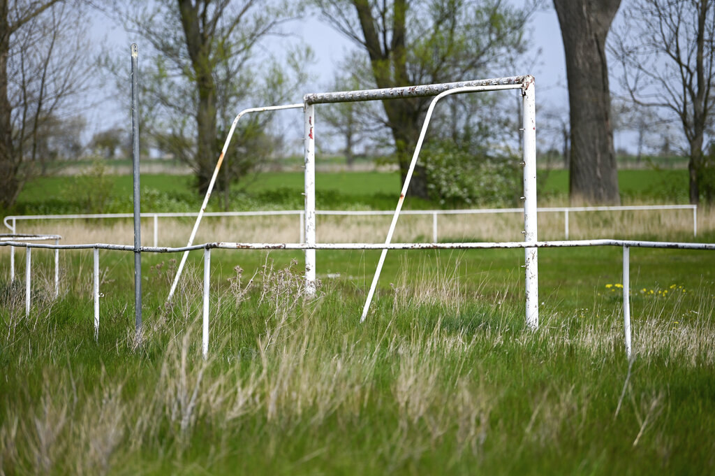 Sassari, gli cade addosso porta da calcio: bimbo di 10 anni muore al campetto Sassari, gli cade addosso porta da calcio: bimbo di 10 anni muore al campetto