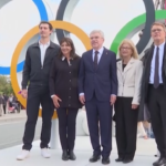 Parigi, svelati gli anelli olimpici sul Pont d’Iéna