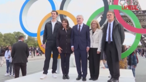 Parigi, svelati gli anelli olimpici sul Pont d’Iéna