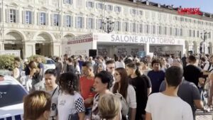 Torino, macchina su spettatori al Salone dell’auto: 12 persone coinvolte