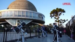 Argentina, in migliaia al Planetario di Buenos Aires per osservare la luna