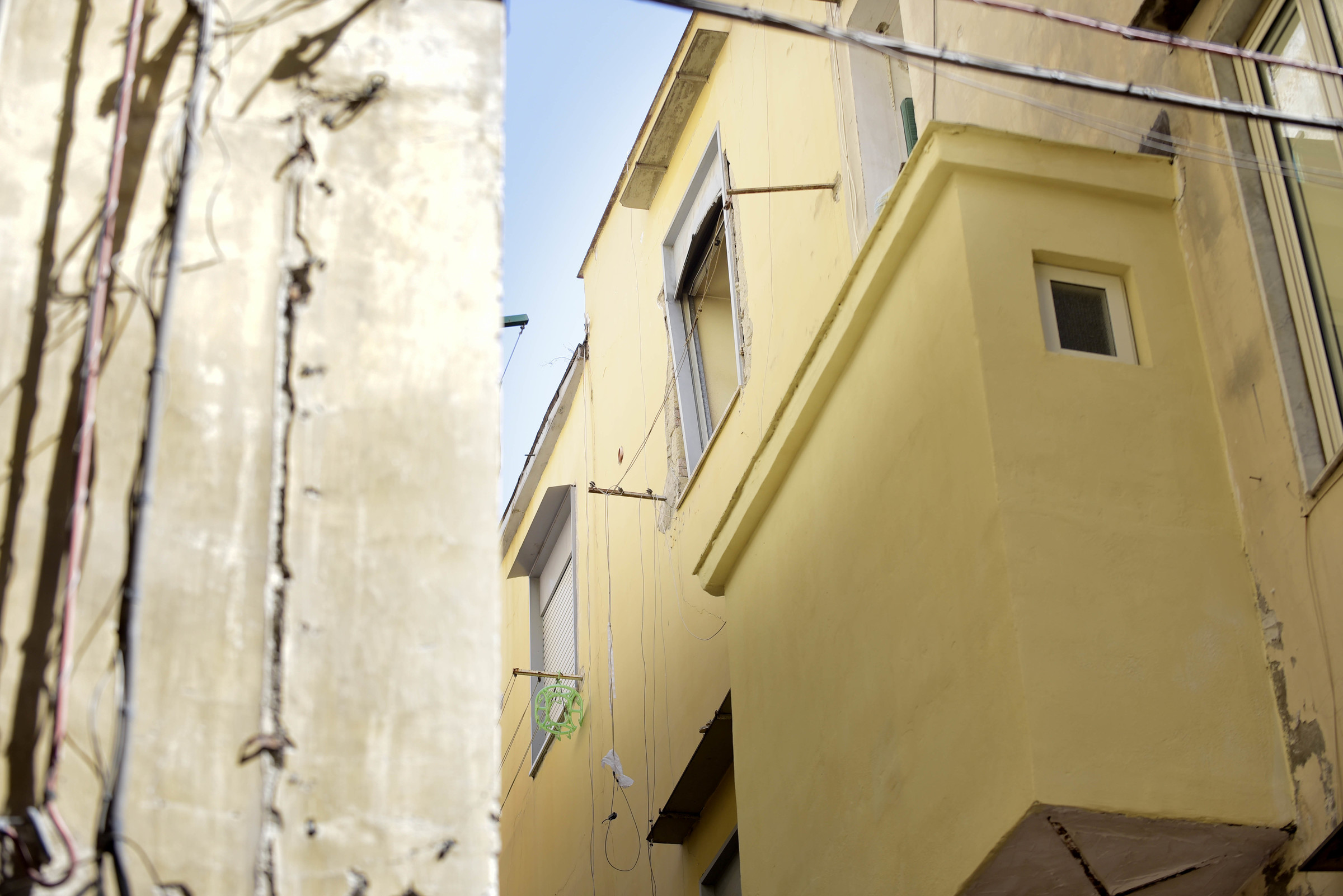 Parma, sfrattato da casa rientra passando dalla finestra socchiusa: denunciato 64enne