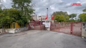 Roma, occupata una scuola abbandonata a Casal dei Pazzi: “Servono case per gente povera”