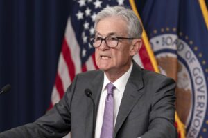 Jerome Powell chairman della Federal Reserve in conferenza stmapa a Washingotn