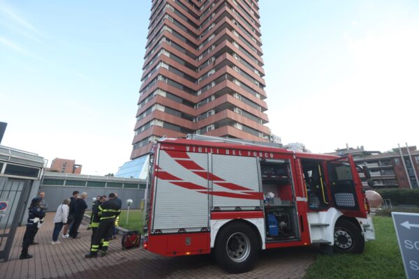 Milano, fiamme in un palazzo di 19 piani: evacuati residenti