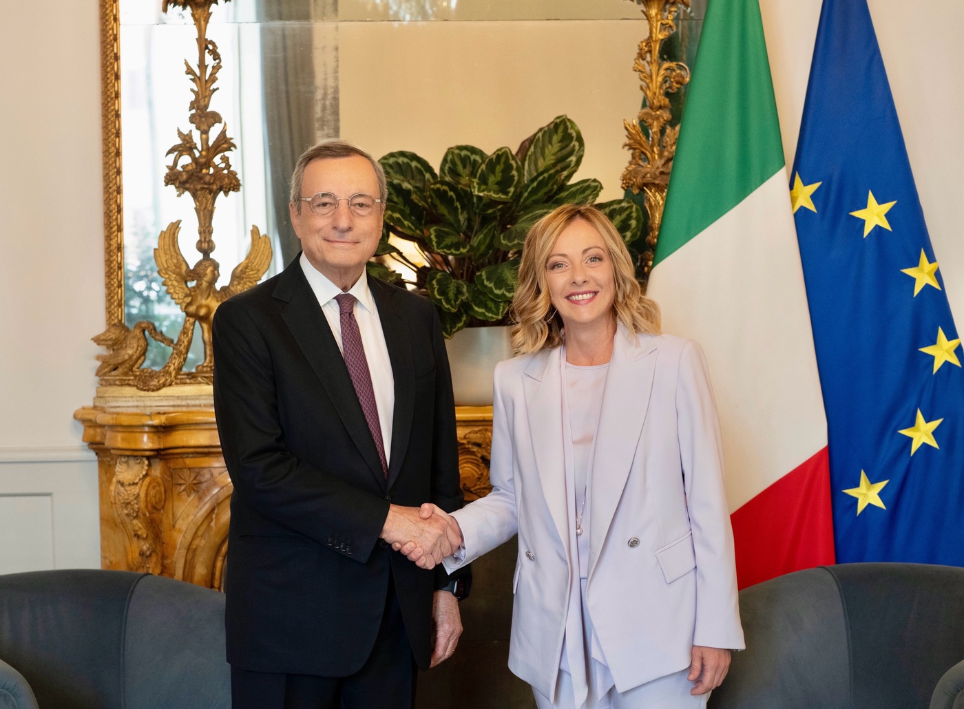 Ue, Meloni vede Draghi: “Europa non escluda nuovo debito comune” Ue, Meloni vede Draghi: “Europa non escluda nuovo debito comune”