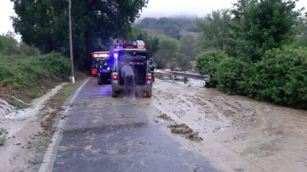 Maltempo nelle Marche: evacuazioni nell’Anconetano, frane e allagamenti nel Pesarese