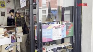 Milano, svuotata la vetrina della libreria Antigone: comprati tutti i libri