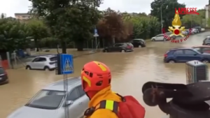 Maltempo nelle Marche, famiglie evacuate con gommoni a Castelferretti