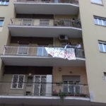 Roma, donna tenta il suicidio per fermare lo sfratto: tensione a Tor Marancia