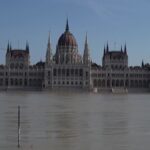 Ungheria, emergenza maltempo a Budapest: l’acqua del Danubio circonda il parlamento