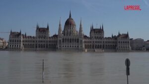 Ungheria, emergenza maltempo a Budapest: l’acqua del Danubio circonda il parlamento