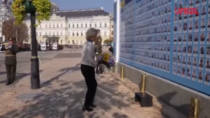 Von der Leyen a Kiev, visita a memoriale caduti e a servizi di emergenza