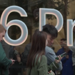Londra, code fuori da negozio Apple per il nuovo iPhone 16
