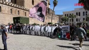 Totò Schillaci, cori, applausi e striscioni ai funerali a Palermo