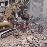Beirut, soccorritori scavano tra le macerie dopo il raid di Israele su una zona residenziale