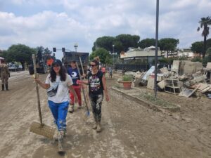 Maltempo, Emilia Romagna e Marche flagellate: da tante regioni tornano gli ‘angeli del fango’