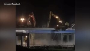 Roma, crolla ponte sulla A1 durante i lavori di demolizione: il video sui social