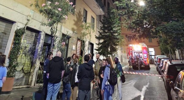 Roma, incendio in B&b al Pigneto: due feriti e palazzo evacuato