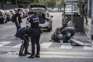 Milano - Incidente auto moto in via Farini incrocio via Alserio