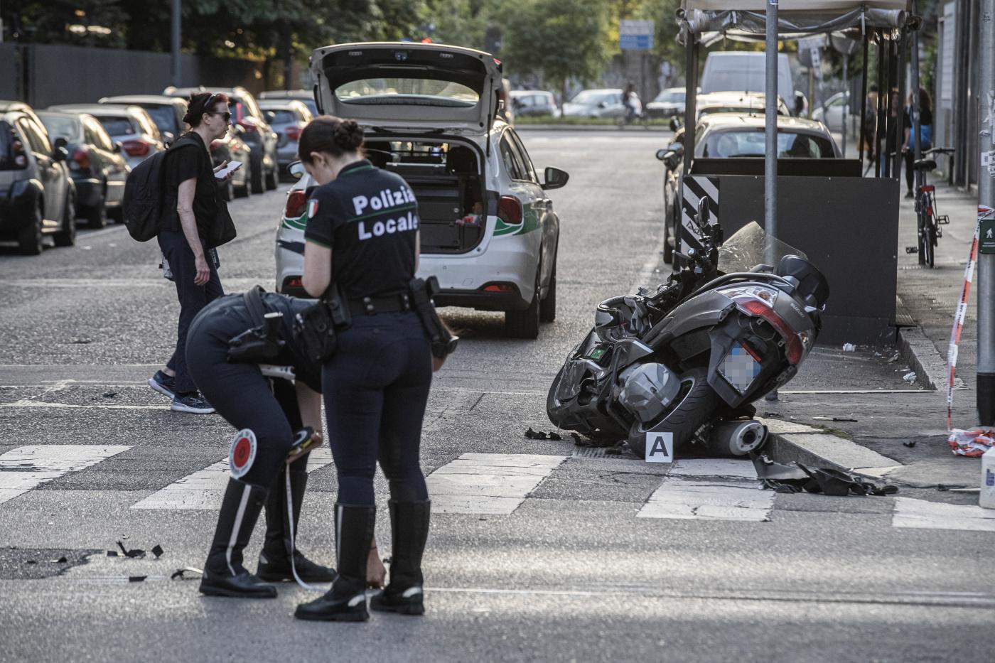 Napoli, scontro tra auto e scooter: morto 17enne