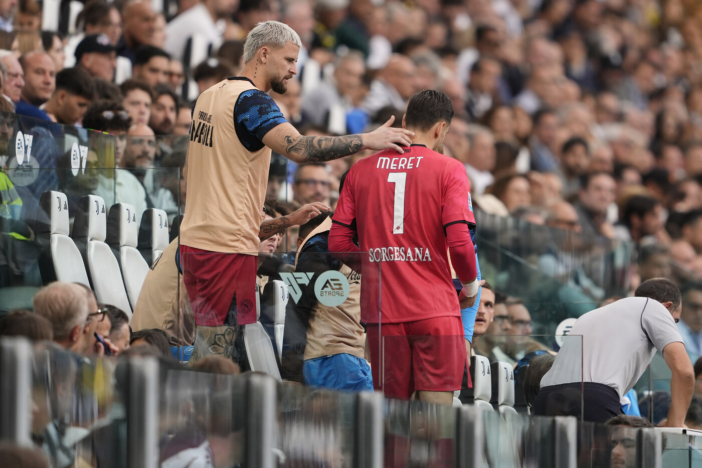 Napoli, per Meret distrazione di secondo grado all’adduttore