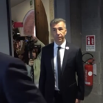Giulia Cecchettin, il padre Gino indossa una spilla con il volto della figlia
