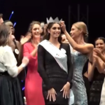 Miss Italia 2024, la madrina Martina Colombari alla finale col figlio: “Ragazze di oggi sicure di sé”