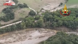 Maltempo, vigili fuoco sulle tracce di nonna e nipote dispersi nel Pisano