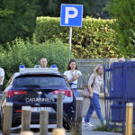 Novara, investe e accoltella l’ex davanti alla scuola del figlio: fermato 50enne