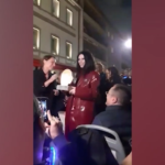 Laura Pausini presenta a sorpresa nuovo singolo ‘Ciao’, la pop star a Milano sul bus scoperto