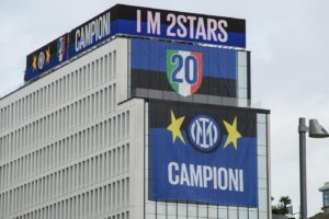 Gigantografia sulla sede dell’Inter per festeggiare la conquista del ventesimo campionato di Serie A