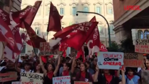 Roma, presidio contro Ddl Sicurezza: manifestanti cantano ‘Bella ciao’ sotto il Senato