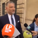 Il ministro della Cultura Alessandro Giuli si laurea: “Grazie per l’in bocca al lupo, ci sarà tempo per parlarne”