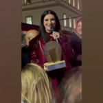 Laura Pausini bionda per il nuovo singolo scherza sul bus: “La tengo como todas? No, ora la tengo rubia”