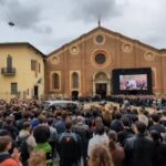 Luca Salvadori, migliaia ai funerali del pilota a Milano: tra i vip presenti Jovanotti e Morandi