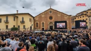 Luca Salvadori, migliaia ai funerali del pilota a Milano: tra i vip presenti Jovanotti e Morandi