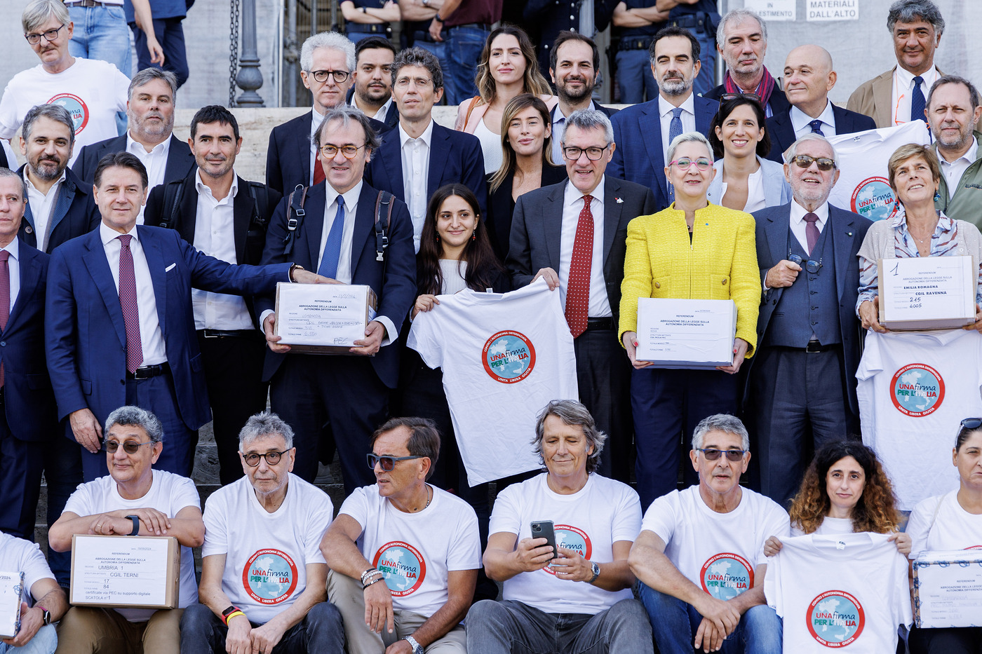 Autonomia, in Cassazione 1,3 milioni di firme: gelo tra Schlein e Conte, neanche una stretta di mano