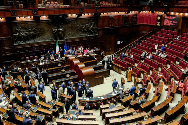 Manovra, stop a compensi oltre 50 mila euro dall’estero ai politici