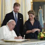 Vaticano, Papa: “Il mondo è malato e rinnova inutili stragi”