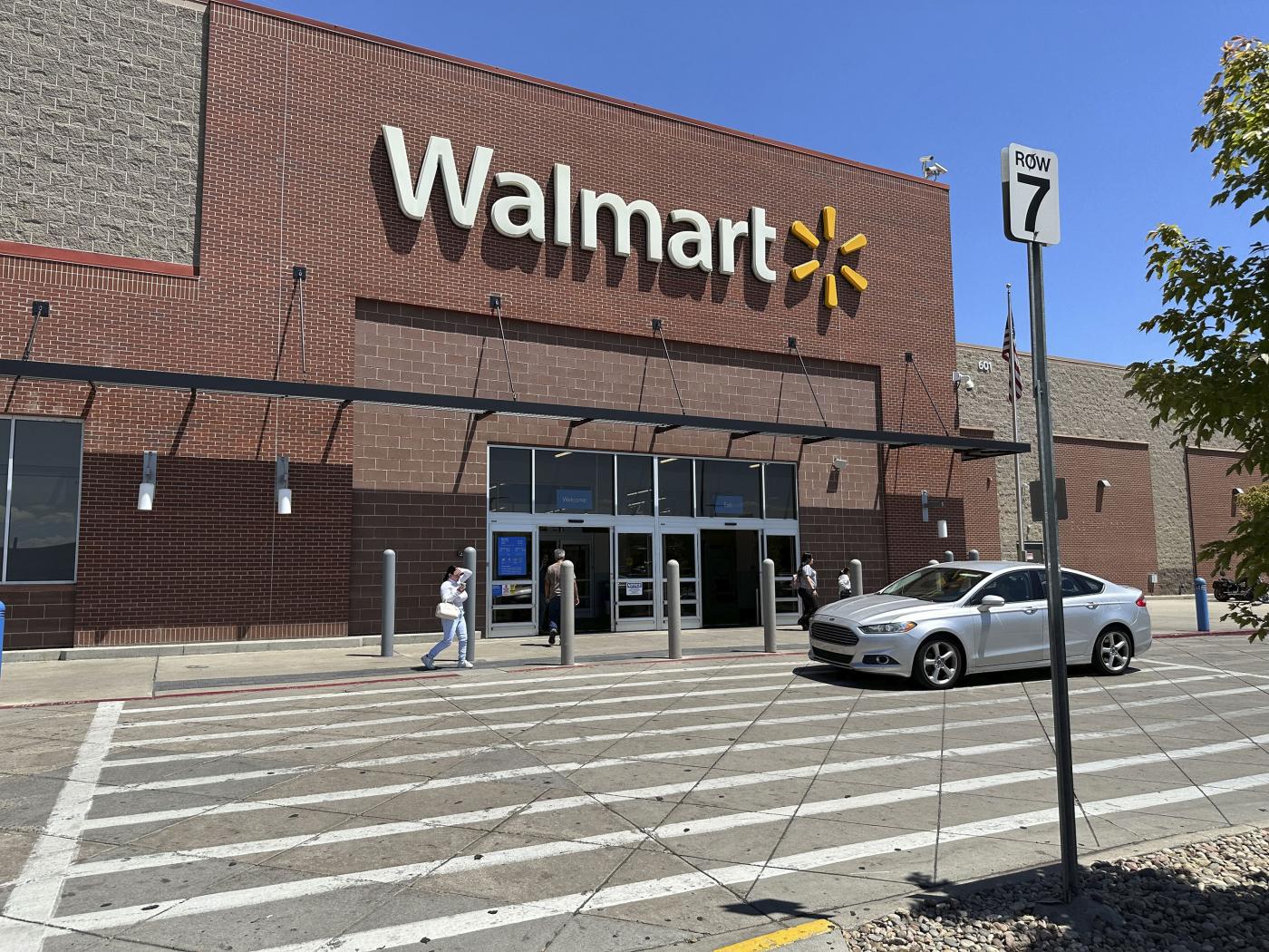 Walmart, figlio maggiore del fondatore ha patrimonio da 100 miliardi di dollari