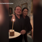 Michael Douglas compie 80 anni, Bono degli U2 gli canta ‘Happy Birthday’ con Catherine Zeta-Jones