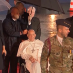 L’arrivo in Belgio di Papa Francesco, accolto dai Reali