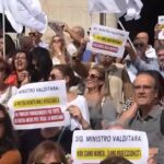 Scuola, protesta dei Dsga davanti al Ministero: “Il nostro lavoro sia riconosciuto”