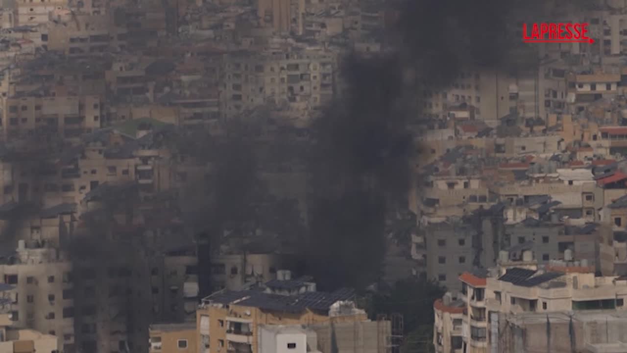 Libano, pennacchi di fumo nel cielo di Beirut dopo gli attacchi israeliani