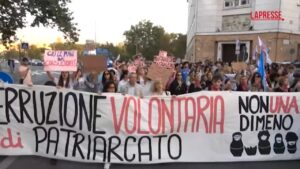 Aborto, ‘Non una di meno’ in piazza: “Costanza nella lotta è nostra forza, abbiamo tanta rabbia”