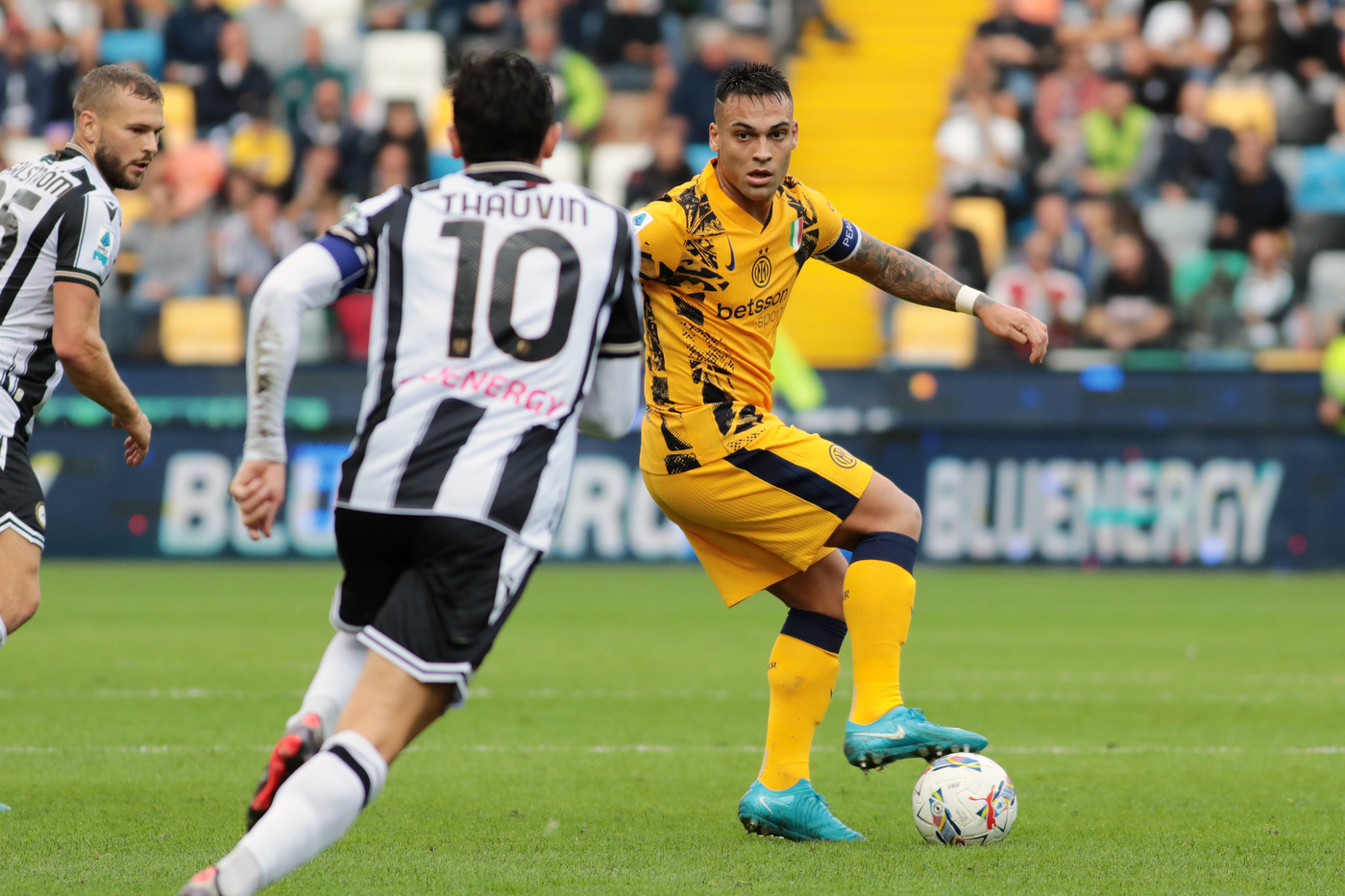 Udinese-Inter 2-3, Lautaro si sblocca e i nerazzurri riagganciano il Milan