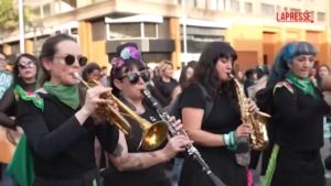 Cile, centinaia di donne in corteo nella ‘Giornata internazionale dell’aborto sicuro’