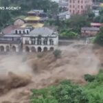 Nepal, le immagini delle alluvioni a Katmandu: diverse decine di morti e di dispersi